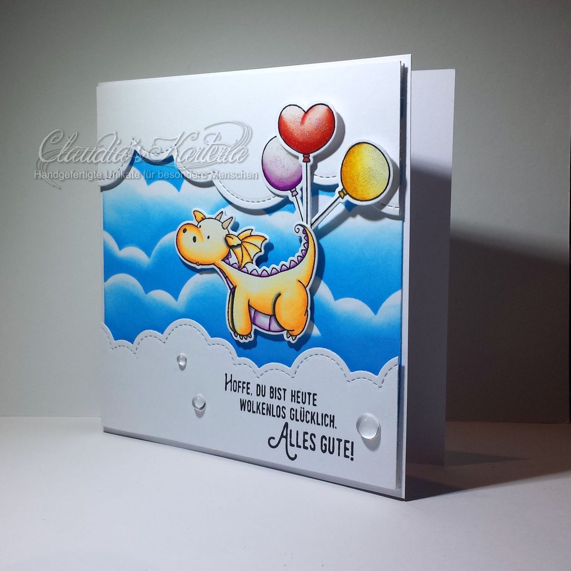 Wolkenlos glücklicher Ballon-Drache in orange | Geburtstagskarte