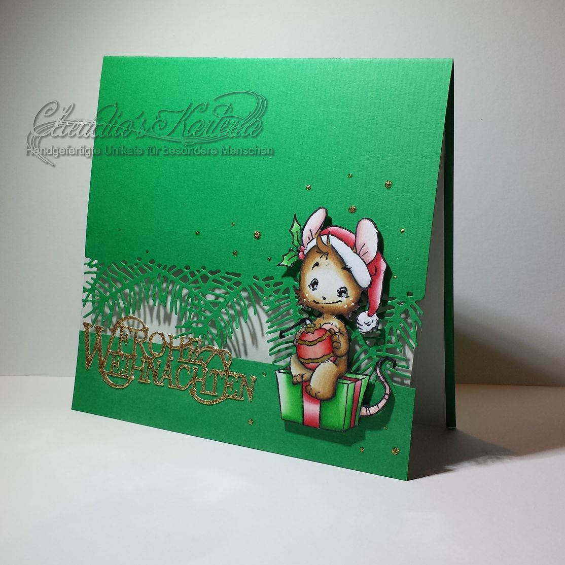 Geschenk-Maus auf Tannenzweigen | Weihnachtskarte