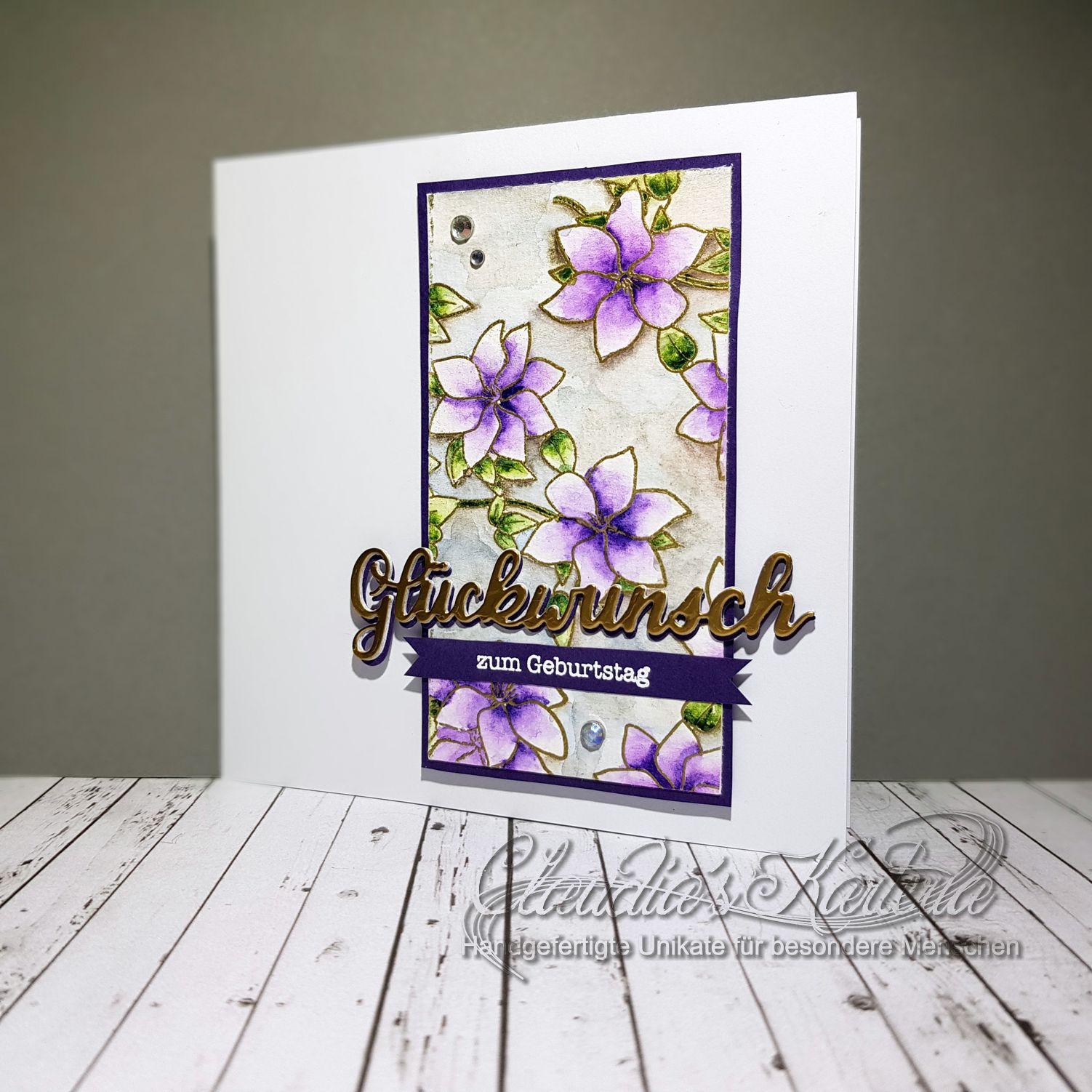 Edle Clematis-Glückwünsche auf violett | Geburtstagskarte