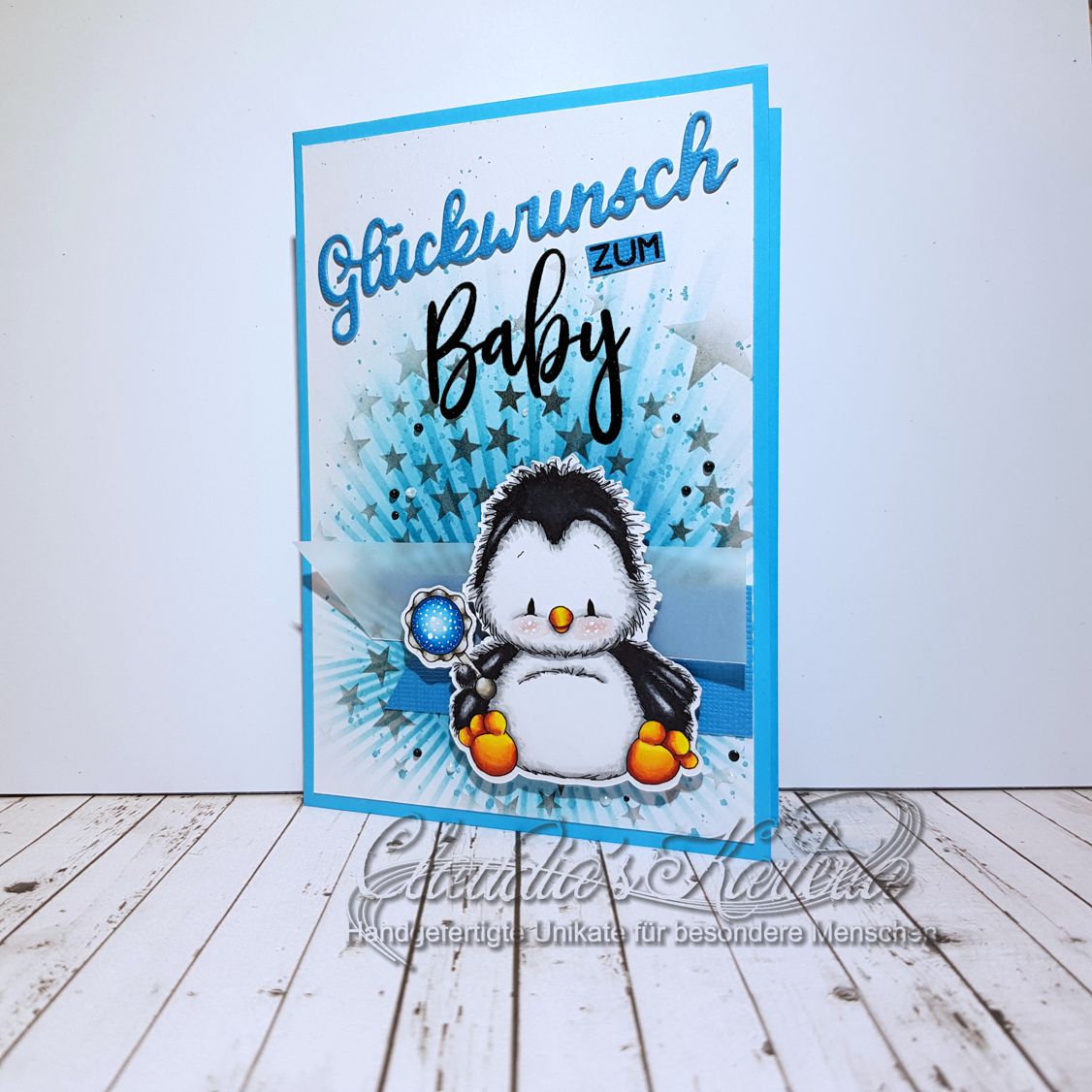 Baby-Pinguin auf blauem Sternfeuerwerk | Geburtskarte