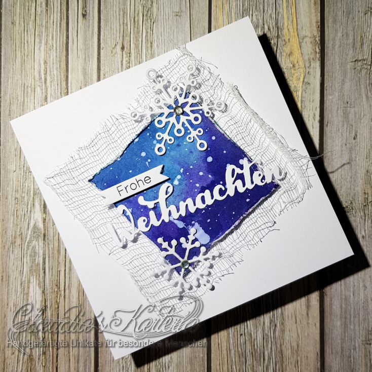 Frohe Weihnachtsflocken auf aquarell blau-violett